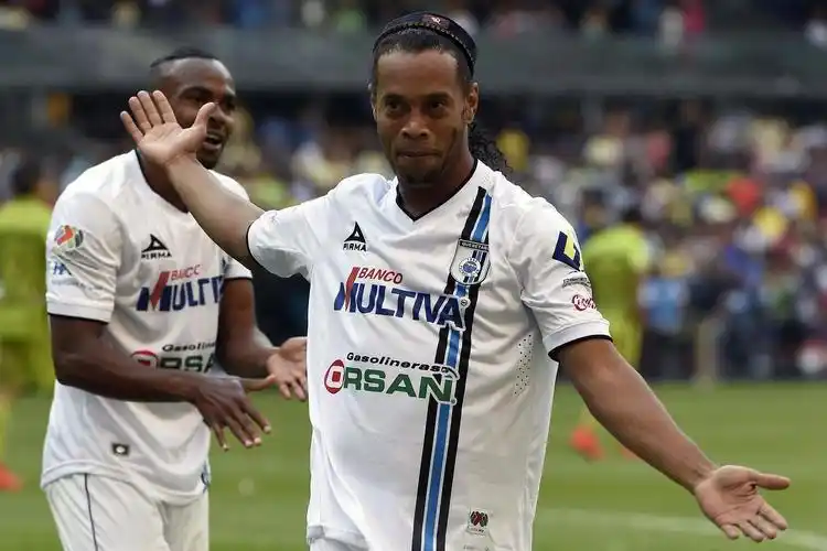 球泳坛的一 球泳坛的一